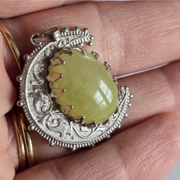 Vintage crescent moon pendant silver tone lemon yellow stone eclipse - Picture 3 of 10